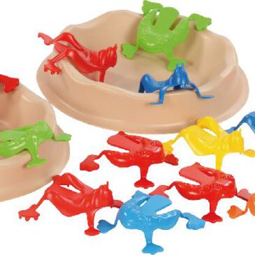 Frosch und Grillen Hüpfspiel Mega Wessen Grillen oder Frösche sind als erstes im Ziel? Immer wieder Spaß bereitet dieser Spieleklassiker mit extra großen Tierchen. Tipp: Malen Sie auf eine Papierrolle einen Landschaftsparcours auf mit Feldern, in denen die Frösche und Grillen zwischenlanden müssen bevor sie ins Ziel springen. Das Gute-Laune-Spiel fördert Fingerspitzengefühl, Geschicklichkeit und Kommunikation der Kinder. - Kisus e.K. - Kinder, Spiel und Spaß - Fachgroßhandel für Kindergartenausstattung, Spielwaren und Bastelbedarf