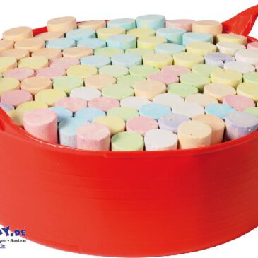 Strassenkreide 100er Set in Wanne Eine Riesenmenge Kreide in praktischer Henkel-Wanne Wenn Kinder diese 5 Liter Wanne gefüllt mit dicken, farbenfrohen Kreiden sehen, wollen sie bestimmt gleich loslegen und ihre Kunstwerke auf Pflaster und Asphalt malen. 7 Farben stehen dafür zur Verfügung ... und wenn die Wanne leer ist: einfach Nachfüllpack Kreide bestellen oder die hochwertige Wanne aus flexiblem Kunststoff anderweitig einsetzen. - Kisus e.K. - Kinder, Spiel und Spaß - Fachgroßhandel für Kindergartenausstattung, Spielwaren und Bastelbesdarf