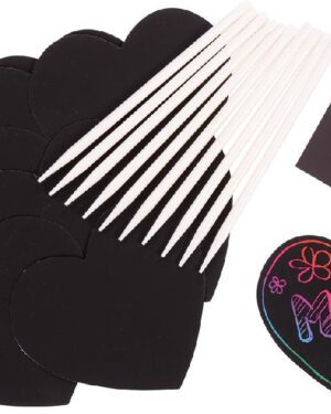 Scratch Magic Herz 10er Set Kleine Kunstwerke im Nu Die Motivkarten haben eine mattschwarze Oberfläche. Durch Ritzen mit den beiliegenden Griffeln kommen die darunter liegenden Farben zum Vorschein. Ganz ohne Farbkleckserei erzielen selbst kleine Kinder schnell tolle Ergebnisse. Inkl. 10 Kunststoffgriffel, 10 selbstklebende Magnetstreifen.