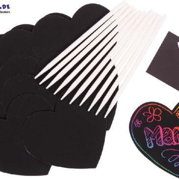 Scratch Magic Herz 10er Set Kleine Kunstwerke im Nu Die Motivkarten haben eine mattschwarze Oberfläche. Durch Ritzen mit den beiliegenden Griffeln kommen die darunter liegenden Farben zum Vorschein. Ganz ohne Farbkleckserei erzielen selbst kleine Kinder schnell tolle Ergebnisse. Inkl. 10 Kunststoffgriffel, 10 selbstklebende Magnetstreifen.