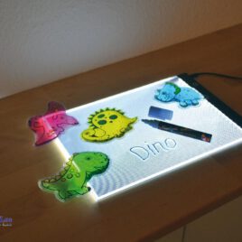 LED Leuchtplatte A4 Ultraflach, superleicht und mit 3 Helligkeitsstufen Die Acryl Oberfläche der Leuchtplatte erhitzt sich nicht. Sie kann mit Kreidestiften und wasserlöslichen Folienstiften bzw. Whiteboardmarkern beschrieben werden. Ideal zum Durchpausen von Motiven. - Kisus e.K. - Kinder, Spiel und Spaß - Fachgroßhandel für Kindergartenausstattung, SPielwaren und Bastelbedarf