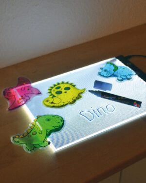 LED Leuchtplatte A4 Ultraflach, superleicht und mit 3 Helligkeitsstufen Die Acryl Oberfläche der Leuchtplatte erhitzt sich nicht. Sie kann mit Kreidestiften und wasserlöslichen Folienstiften bzw. Whiteboardmarkern beschrieben werden. Ideal zum Durchpausen von Motiven. - Kisus e.K. - Kinder, Spiel und Spaß - Fachgroßhandel für Kindergartenausstattung, SPielwaren und Bastelbedarf