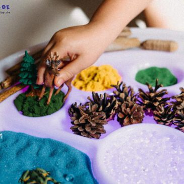 Schale 11-fach für Leuchtkübel Transluzente Wanne mit Ablagefläche ... Die transluzente Faszinationsschale passt optimal auf den Leuchtkübel (nicht inkl.). Als Indoor-Matschtisch, für Experimente mit Wasser, Farben oder Sand ist die 4 cm tiefe Schale mit Rand als Ablagefläche toll geeignet und bietet vielfältige Möglichkeiten der Sinneserfahrung. Sie bietet zudem eine 11-fache Unterteilung für Sortierspiele, etc. - Kisus e.K. - Kinder, Spiel und Spaß - Fachgroßhandel für Kindergartenausstattung, Spielwaren und Bastelbedarf