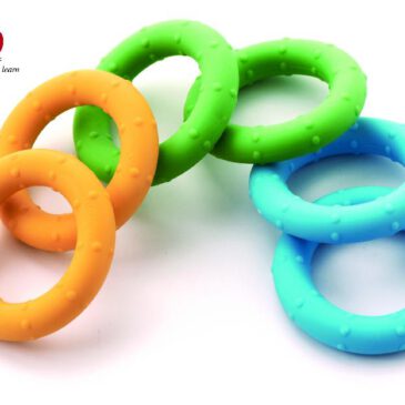 Squeezer 6er Set Die 3 verschiedenen Festigkeiten ... der Ringe ermöglichen die stufenweise Stärkung des Handgriffs. Weiche Noppen sorgen für eine Anregung der Berührungssinne. Durch Halten, Drehen und Drücken der Ringe werden die Handmuskeln gestärkt, wobei die Bewegung von Händen und Fingern verbessert werden. Fördert die Flexibilität der Handgelenke und die hohe Dichte der Noppen sorgt für ein exzellentes Massageerlebnis. - Kisus e.K. - Kinder, Spiel und Spaß - FAchgroßhandel für Kita, Kindergarten, Krippe, Hort und Schule