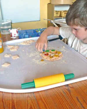 Kreativwanne Robuste und universelle Unterlage für Kreative Malen, Basteln, Kneten, Töpfern, Arbeiten mit Farben, Kleber, Plätzchenteig ausrollen... Die Kreativwanne ist die Tisch-schonende Unterlage für vielerlei Einsatzzwecke. Der Rand sorgt dafür, dass Flüssigkeit nicht herunter läuft. Die Rinne an der Tischkantenseite hindert Stifte am Herunterrollen. Platzsparend stapelbar. - Kisus e.K. - Kinder, Spiel und Spaß - Fachgroßhandel für Kindergartenausstattung, Spielwaren und Bastelbedarf