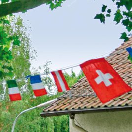 Zaubert sofort Partystimmung ... drinnen und draußen. Die 10 Flaggen können individuell mit Zahlen, Blümchen, Sternen, Flaggen... gestaltet und auf die 4,9 m lange Kordel aufgefädelt werden. Material: 100% Baumwolle Maße: 8 kleine Flaggen 19 x 14 cm, 2 große Flaggen 29 x 38 cm