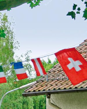 Zaubert sofort Partystimmung ... drinnen und draußen. Die 10 Flaggen können individuell mit Zahlen, Blümchen, Sternen, Flaggen... gestaltet und auf die 4,9 m lange Kordel aufgefädelt werden. Material: 100% Baumwolle Maße: 8 kleine Flaggen 19 x 14 cm, 2 große Flaggen 29 x 38 cm
