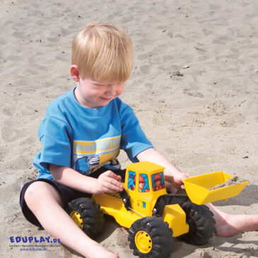 Radlader Per Hebel Sand aufnehmen und abkippen ... Schnell haben die Kids den Dreh raus, wie sie mit dem Hebel die Schaufel steuern, um Sand und anderes Baumaterial damit aufzunehmen und am Zielort wieder abzuladen. Kisus e.K. - Kinder, Spiel und Spaß FAchgroßhandel für Kindergartenausstattung, Spielwaren und Bastelbedarf