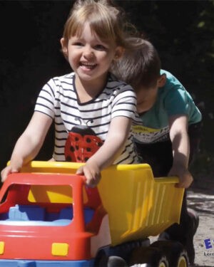 Riesen-Kipplastwagen Laster mit Fahrgelegenheit Die Ladefläche des LKW ist so groß, dass man auf dem Weg zum Sandspielplatz noch seinen besten Freund mitnehmen kann. Sonstige Ladung kann durch Schrägstellen der Ladefläche einfach abgekippt werden. Dank der Öse vorne kann das Fahrzeug auch gezogen werden. Kisus e.K. - Kinder, spiel und Spaß - Fachgroßhandel für Kindergartenausstattung, Spielwaren und Bastelbedarf