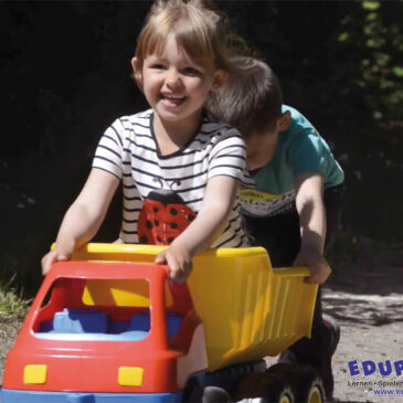 Riesen-Kipplastwagen Laster mit Fahrgelegenheit Die Ladefläche des LKW ist so groß, dass man auf dem Weg zum Sandspielplatz noch seinen besten Freund mitnehmen kann. Sonstige Ladung kann durch Schrägstellen der Ladefläche einfach abgekippt werden. Dank der Öse vorne kann das Fahrzeug auch gezogen werden. Kisus e.K. - Kinder, spiel und Spaß - Fachgroßhandel für Kindergartenausstattung, Spielwaren und Bastelbedarf