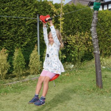 Seil-Rutsche 30 Meter Ein neues Abenteuer für den Garten Bis zu 30 Meter können Kinder auf der Seilrutsche durch den Garten sausen. Kisus e.K . Kinder, Spiel und Spaß - Fachgroßhandel für Kindergartenausstattung, Spielwaren und Bastelbedarf