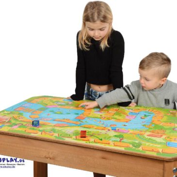 Spieltisch Abenteuer am Fluss Stets spielbereites Leiterspiel ... Mit einer wunderschön illustrierten Landschaft steht der Tisch bereit zum 'Pilze sammeln' für bis zu 6 Kinder. Kisus e.K. - Kinder, Spiel und Spaß - Fachgroßhandel für Kindergartenausstattung, Spielwaren und Bastelbedarf