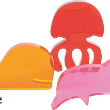 Acryl Meerestiere 6er Set Diese farbenfrohen ... und formschönen Figuren von Unterwassertieren (Fisch, Krabbe, Delfin, Muschel, Wal und Seepferdchen) bringen einen neuen Ansatz in das Spiel der Kinder mit Licht und Phantasie. Kisus e.K. - Kinder, Spiel und Spaß - Fachgroßhandel für Kindergarten, Kita, Krippe und Schule