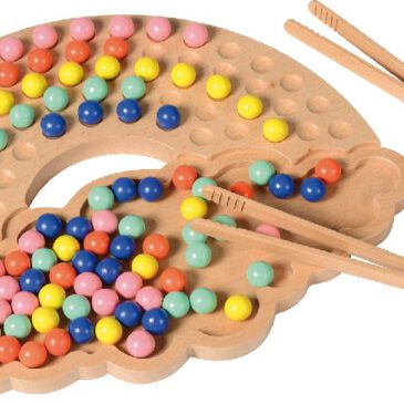 Regenbogen Murmelspiel Ruhige Beschäftigung zur Förderung der Feinmotorik ... Ein bis zwei Kinder können das Spielbrett in Regenbogenform mit den bunten Holzkugeln befüllen oder farbige Muster legen. Dazu können die Finger oder zwei Holzpinzetten verwendet werden - in jedem Fall schult das Greifen und Ablegen die Feinmotorik sowie Hand-Auge-Koordination. Kisus e.K. - Motorik-Spielzeug. Motorikspielwaren, Spielzeug für die Feinmotorik