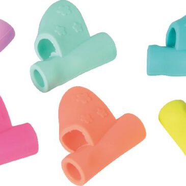 Schreibhilfe 12er Set Führung für den Zeigefinger ... Die softweichen Stiftehalter geben dem Zeigefinger und Daumen Halt bei der Führung des Stiftes. Sie sind ideal für Rechtshänder zum Erlernen der Schreibhaltung. Kisus e.K. - Kinder, Spiel und Spaß - Großhandel für Kitaausstattung, Spielwaren und Bastelbedarf