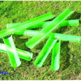 Bambus Style Wasserrinnen 8er Set Ein Set aus acht Wasserkanälen ... Diese Rinnen können für Wasserspiele verwendet werden. Ihre halbrunde Form ermöglicht es, dass Wasser durch sie hindurchfließt, das entweder hineingegossen wird oder aus einer Wasserquelle stammt. Diese Rinnen können mit unseren Wasserbahnständern (separat erhältlich) verwendet werden, um verschiedene Höhen und Ebenen zu schaffen, durch die das Wasser laufen kann. Eine einfache und faszinierende Möglichkeit für Kinder, das Prinzip des fließenden Wassers zu erlernen und zu erforschen.