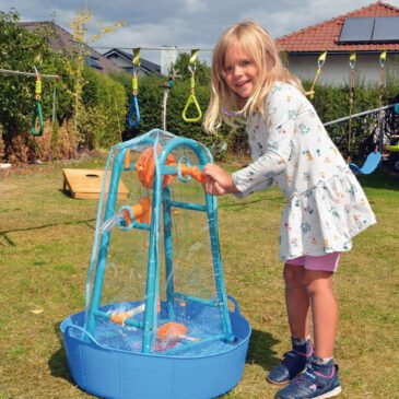 Wasserpumpe groß Ein Muss für den Wasserspielplatz ... Kinder lieben es mit Wasser zu spielen und zu experimentieren. Mit der Kurbel lässt sich Wasser aus einer Wanne (zB.: 160-271) in Eimer, Gießkannen oder Wasserrinnen pumpen. Die transparente Hülle schützt dabei vor Wasserspritzern und Finger vor beweglichen Teilen. Kisus e.K. - Kinder, Spiel und Spaß - Großhandel für Kita, Kindergarten, Krippe und Schule