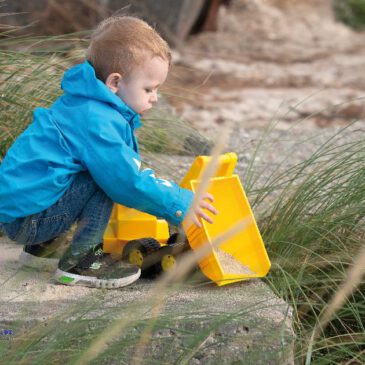 Muldenkipper Große Mengen Sand transportieren ... In seiner großen Mulde ist viel Platz für einen Haufen Sand oder kleine Kieselsteine. Mit dem Griff lässt sich das Schüttgut einfach am Zielort abladen.