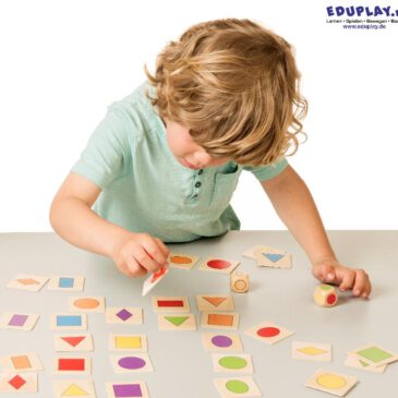 Stick the shape Ich lerne Formen und Farben kennen ... Farbe mit Form kombinieren und schnellstmöglich die entsprechende Karte mit dem Saugnapf schnappen. Fördert Feinmotorik und Geschick. Inhalt: 36 x Karten in 6 Formen und 6 Farben, 2 x Gummisaugnäpfe, 2 x Würfel, Gebrauchsanweisung. Kisus e.K. Kinder Spiel und Spaß - Großhandel für Kindergartenausstattung, Spielwaren und Bastelbedarf - edukatives Spielzeug, Lernspielzeug