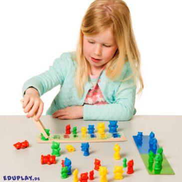 Sort the bears Ich lerne Farben und Größen zu vergleichen ... Bären mit der richtigen Farbe und Größe vor die Aufgabenkarte stellen. Dafür die Holzpinzette verwenden und so die Feinmotorik verbessern. Inhalt: 5 x Zuordnungskarten, 32 Bären in 4 Farben und 4 Größen, Gebrauchsanweisung.