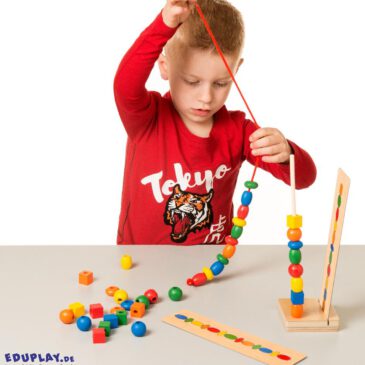 Sort the beads Farben, Formen, Reihenfolge und Muster kennenlernen ... Die Abbildungen der Aufgabenkarten nachfädeln oder auf den Ständer stecken. Bei den schwarz/weißen Aufgabenkarten können die Farben selbst gewählt werden. Inhalt: 8 Karten beidseitig mit 16 Vorlagen, 2 rote Schnüre, 40 Perlen in 5 Farben und 4 Formen, 1 Ständer, Gebrauchsanweisung.