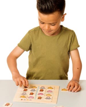 Animal logic Ich lerne, logisch zu denken ... Spielerische Herausforderung nach dem Vorbild der bekannten Sudoku-Logikrätsel: Die Aufgabenkarten mit den entsprechenden Tieren vervollständigen und darauf achten, dass pro Reihe und Spalte ein Tier nur einmal vorkommen darf. Fördert analytisches Denken und Konzentration. Kisus e.K. - Kinder, Spiel und Spaß - FAchgroßhandel für Kita, Kindergarten, Krippe, Hort und Schule - Lernspielzeug, edukatives Spielzeug