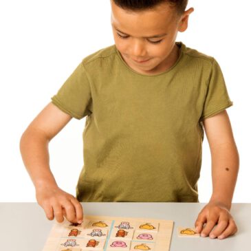 Animal logic Ich lerne, logisch zu denken ... Spielerische Herausforderung nach dem Vorbild der bekannten Sudoku-Logikrätsel: Die Aufgabenkarten mit den entsprechenden Tieren vervollständigen und darauf achten, dass pro Reihe und Spalte ein Tier nur einmal vorkommen darf. Fördert analytisches Denken und Konzentration. Kisus e.K. - Kinder, Spiel und Spaß - FAchgroßhandel für Kita, Kindergarten, Krippe, Hort und Schule - Lernspielzeug, edukatives Spielzeug