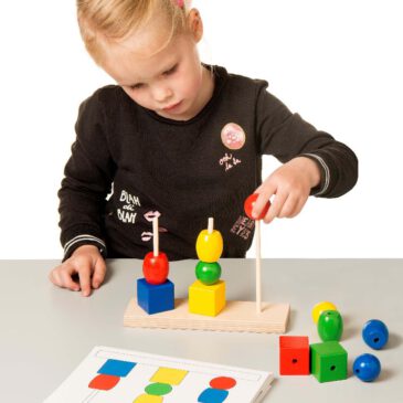 Build the tower Ich lerne Formen und Farben kennen ... Türme nach der Abbildung auf den Aufgabenkarte nachbauen. Dabei das Erkennen verschiedener Formen und Farben, sowie die Umsetzung eines 2D-Bildes in eine 3D-Figur üben. Fördert Auge-Hand-Koordination und Feinmotorik. Inhalt: Kalender mit 12 Seiten, Ständer mit 3 Stäben, 12 Blöcke in 3 Farben, Gebrauchsanweisung.