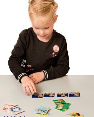 Tell the story Ich lerne, eine Geschichte zu schreiben ... 4 Karten in einer logischen Reihenfolgen legen und eine Geschichte dazu erfinden. Dabei logisches Denken und Erzählfähigkeiten entwickeln. Regt die Kinder dazu an, sich eigene Geschichten auszudenken. Mit Selbstkontrolle. Kisus e.K. - Kinder, Spiel und Spaß - Großhandel für Kita, Kindergarten, Kinderkrippe, Hort und Schule - edukatives spielzeug