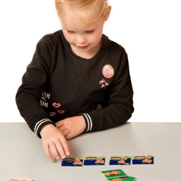 Tell the story Ich lerne, eine Geschichte zu schreiben ... 4 Karten in einer logischen Reihenfolgen legen und eine Geschichte dazu erfinden. Dabei logisches Denken und Erzählfähigkeiten entwickeln. Regt die Kinder dazu an, sich eigene Geschichten auszudenken. Mit Selbstkontrolle. Kisus e.K. - Kinder, Spiel und Spaß - Großhandel für Kita, Kindergarten, Kinderkrippe, Hort und Schule - edukatives spielzeug