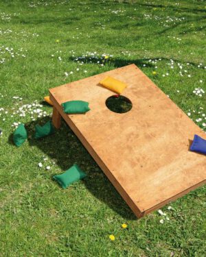 Bohnensäckchen Zielwurfspiel Klassisches Zielwurfspiel ... Wer es schafft, das Spielsäckchen durch das Loch zu werfen erhält drei Punkte und wer das Zielbrett trifft einen Punkt. Durch den Abstand zum leicht schräg gestellten Holzboard kann der Schwierigkeitsgrad variiert werden - so haben auch die Kleinen schon Spaß an Cornhole, wie das Spiel für drinnen und draußen mit den einfachen Regeln auch genannt wird. Kisus e.K. - Kinder, Spiel und Spaß