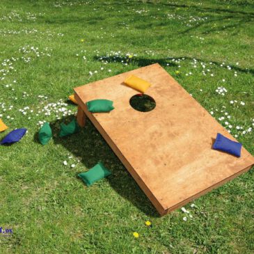 Bohnensäckchen Zielwurfspiel Klassisches Zielwurfspiel ... Wer es schafft, das Spielsäckchen durch das Loch zu werfen erhält drei Punkte und wer das Zielbrett trifft einen Punkt. Durch den Abstand zum leicht schräg gestellten Holzboard kann der Schwierigkeitsgrad variiert werden - so haben auch die Kleinen schon Spaß an Cornhole, wie das Spiel für drinnen und draußen mit den einfachen Regeln auch genannt wird. Kisus e.K. - Kinder, Spiel und Spaß