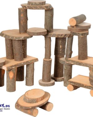 Naturholz-Set Fördert Kreativität und Feinmotorik in besonderem Maß Was lässt sich aus den kleinen Baumstämmen, eckigen Platten und runden Scheiben tolles bauen? Hier sind Experimentierfreudigkeit, Ideenentwicklung und Fingerspitzengefühl der Kinder gefragt. Stämme und Platten haben das gleiche Längenmaß, so dass sie sich - trotz der natürlichen Holzform - gut stapeln und miteinander verbauen lassen. Jeder Baustein ist ein Unikat und die raue Rinde bietet beim Begreifen noch einmal ein besonders haptisches Erlebnis.