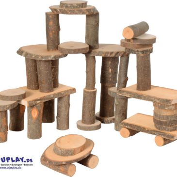 Naturholz-Set Fördert Kreativität und Feinmotorik in besonderem Maß Was lässt sich aus den kleinen Baumstämmen, eckigen Platten und runden Scheiben tolles bauen? Hier sind Experimentierfreudigkeit, Ideenentwicklung und Fingerspitzengefühl der Kinder gefragt. Stämme und Platten haben das gleiche Längenmaß, so dass sie sich - trotz der natürlichen Holzform - gut stapeln und miteinander verbauen lassen. Jeder Baustein ist ein Unikat und die raue Rinde bietet beim Begreifen noch einmal ein besonders haptisches Erlebnis.