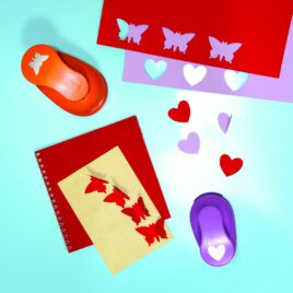 Kreativ Locher Knips! ... und schon hat man ein hübsches Motiv aus Papier, Karton, Bastelfolie oder Moosgummi gestanzt. Zum Beispiel auch zur dekorativen Gestaltung von Glückwunschkarten, Laternen, Fensterbildern und so weiter. Kisus e.K. - Kinder, Spiel und Spaß