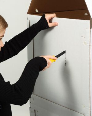 Kartonsäge Karton sicher schneiden ... Die Kartonsäge mit doppelschneidiger Klinge ermöglicht es, Karton sicher und präzise zu schneiden, z. B. Türen und kreisförmige Gucklöcher in das Kartonhaus. Dank Beschichtung haften keine Klebebänder an der Klinge. Die feine Sägezahnkante verhindert, dass sich die Klinge im Karton verhakt. Kisus e.K. - Kinder, Spiel und Spaß