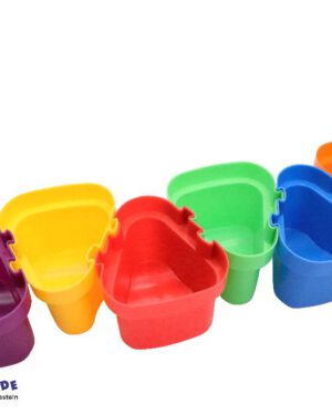 Becher zum Zusammenstecken 6er Set 6 dreieckige, farbenfrohe Kunststofftöpfe ... die miteinander verbunden werden können. Sie sind ideale Behälter für Pinsel und Wasser oder Farbe beim Malen und können auch für Pinsel, Stifte, Scheren und andere Kunst- und Bastelmaterialien verwendet werden. Kisus e.K. - Kinder, Spiel und Spaß - Fachgroßhandel für Kindergartenausstattung, Spiel waren und Bastelbedarf