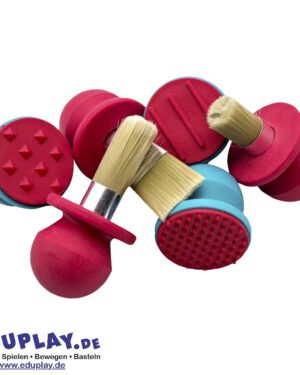 Easy Grip Markierungsset Leicht zu handhabendes Markierungsset ... bestehend aus 3 Stempeln (kleine Punkte, Linien, Pyramiden) und 3 Pinseln mit Kunststoffborsten (dick, breit, abgerundet). Jedes Teil hat einen weichen, leicht zu greifenden Gummigriff, der speziell für die Verwendung durch kleine Kinder entwickelt wurde. Sie können mit fertig gemischten Farben und Stempelkissen verwendet werden, und die Stempel können auch mit Modelliermasse verwendet werden. Sie sind vollständig abwaschbar und können daher immer wieder verwendet werden. Kisus e.K. - Kinder, Spiel und Spaß - Großhandel für Kindergartenausstattung, Spielwaren und Bastelbedarf