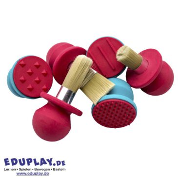 Easy Grip Markierungsset Leicht zu handhabendes Markierungsset ... bestehend aus 3 Stempeln (kleine Punkte, Linien, Pyramiden) und 3 Pinseln mit Kunststoffborsten (dick, breit, abgerundet). Jedes Teil hat einen weichen, leicht zu greifenden Gummigriff, der speziell für die Verwendung durch kleine Kinder entwickelt wurde. Sie können mit fertig gemischten Farben und Stempelkissen verwendet werden, und die Stempel können auch mit Modelliermasse verwendet werden. Sie sind vollständig abwaschbar und können daher immer wieder verwendet werden. Kisus e.K. - Kinder, Spiel und Spaß - Großhandel für Kindergartenausstattung, Spielwaren und Bastelbedarf