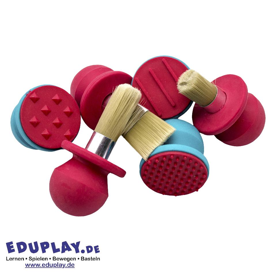 Easy Grip Markierungsset Leicht zu handhabendes Markierungsset ... bestehend aus 3 Stempeln (kleine Punkte, Linien, Pyramiden) und 3 Pinseln mit Kunststoffborsten (dick, breit, abgerundet). Jedes Teil hat einen weichen, leicht zu greifenden Gummigriff, der speziell für die Verwendung durch kleine Kinder entwickelt wurde. Sie können mit fertig gemischten Farben und Stempelkissen verwendet werden, und die Stempel können auch mit Modelliermasse verwendet werden. Sie sind vollständig abwaschbar und können daher immer wieder verwendet werden. Kisus e.K. - Kinder, Spiel und Spaß - Großhandel für Kindergartenausstattung, Spielwaren und Bastelbedarf