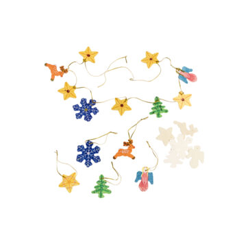 Weihnachtsdeko aus Holz 50er Set 50 Weihnachtsdekorationen aus Holz ... (je 10: Stern, Weihnachtsbaum, Engel, Schneeflocke und Rentier). Ideal für weihnachtliche Collagen, Dekorationen und Schulprojekte. Dekoriere mit Filzstiften, Farbe, Glitter und anderen Bastelmaterialien. Hänge sie an den Weihnachtsbaum, bastel ein Weihnachtsmobile oder befestige sie an Weihnachtskarten. Jede Holzdekoration hat oben ein kleines Loch, durch das der Faden zum Aufhängen geführt werden kann. Der Faden ist im Lieferumfang enthalten. Kisus e.K.- Kinder, Spiel und Spaß - Großhandel für Bastelbedarf weihnachtsdeko basteln, weihnachtsdeko ideen, weihnachtsdekoration, weihnachten deko trend, adventskranz
