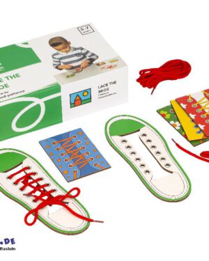 Lace the shoe Die Schnürsenkel der Schuhe einfädeln ... Dabei die Vorlagekarte nachfädeln oder eigene Schnürsenkel-Muster kreieren. Die Feinmotorik mit dem Einfädeln der Schnürsenkel fördern. Dabei links, rechts, oben, unten beachten und so räumliches Vorstellungsvermögen entwickeln. Kisus e.K. - Kinder, Spiel und Spaß - Großhandel für Kita, Kindergarten, Kinderkrippe, Hort und Schule - Lernspielzeug, edukatives Spielzeug