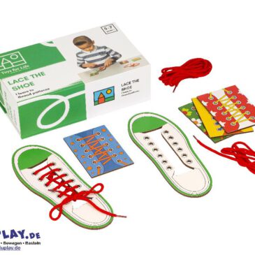 Lace the shoe Die Schnürsenkel der Schuhe einfädeln ... Dabei die Vorlagekarte nachfädeln oder eigene Schnürsenkel-Muster kreieren. Die Feinmotorik mit dem Einfädeln der Schnürsenkel fördern. Dabei links, rechts, oben, unten beachten und so räumliches Vorstellungsvermögen entwickeln. Kisus e.K. - Kinder, Spiel und Spaß - Großhandel für Kita, Kindergarten, Kinderkrippe, Hort und Schule - Lernspielzeug, edukatives Spielzeug