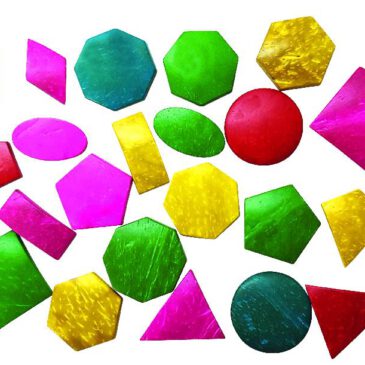 Geo-Formen aus Kokosnussschalen bunt 22er Set 22 farbige Kokosnussschalen ... geometrische Formen (Quadrat, Dreieck, Rechteck, Kreis, Fünfeck, Sechseck, Drachen, Oval, Raute, Siebeneck und Achteck). Farben: rot, gelb, grün, blau, rosa. Diese farbigen und haptischen Formen können zum Erkennen von Formen, Zählen und Sortieren verwendet werden. Sie eignen sich auch gut zum Basteln und können miteinander, mit Karton und anderen Materialien verklebt werden. Kisus e.K. Großhandel für Bastelbedarf - Kokos Kokosnuss schale