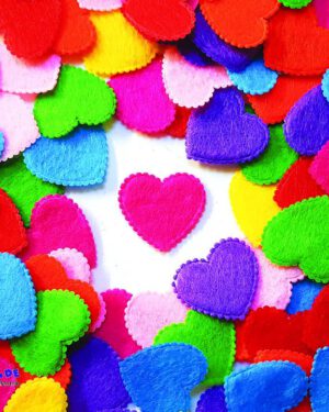 Bunte Filz-Herzen 100er Set 100 Filz Herzen ... in leuchtenden Farben. Diese Herzen sind eine ideale Ergänzung für eine Vielzahl von Bastelaktivitäten. Sie können zu einer Collage hinzugefügt oder als Verzierungen verwendet werden. Sie können angenäht oder auf Stoff oder Karton geklebt werden. Kisus e.K. - Kinder, Spiel und Spaß - Großhandel für Bastelbedarf - filzherz, filzherzen