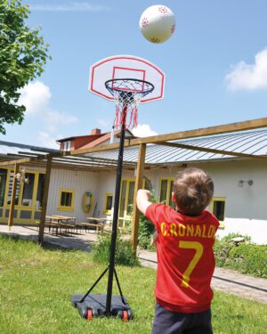 Basketballständer Der Ball geht ins Netz ... Mit dem fahrbaren, stabilen Basketballständer wird das Basketballspielen ab jetzt überall möglich. Korb von 165 - 205 cm höhenverstellbar. Stabilität bei jedem Korbwurf durch pulverbeschichtetes Metall von Ring und Aufständerung. Wurfbrett und Fuß aus Kunststoff. Der Fuß wird für mehr Sicherheit mit Sand gefüllt. Steigere beim Basketballtraining deine Reaktionsgeschwindigkeit, deine Koordination und deine Wendigkeit. - Kisus e.K. - Kinder, Spiel und Spaß - FAchgroßhandel für Kindergarten, Kita, Hort und Schule - basketbälle, basketball korb, basketball kaufen, basketballkorb mit ständer,