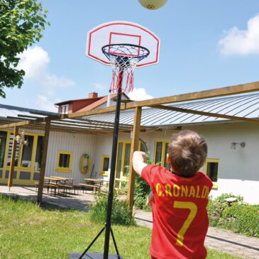Basketballständer Der Ball geht ins Netz ... Mit dem fahrbaren, stabilen Basketballständer wird das Basketballspielen ab jetzt überall möglich. Korb von 165 - 205 cm höhenverstellbar. Stabilität bei jedem Korbwurf durch pulverbeschichtetes Metall von Ring und Aufständerung. Wurfbrett und Fuß aus Kunststoff. Der Fuß wird für mehr Sicherheit mit Sand gefüllt. Steigere beim Basketballtraining deine Reaktionsgeschwindigkeit, deine Koordination und deine Wendigkeit. - Kisus e.K. - Kinder, Spiel und Spaß - FAchgroßhandel für Kindergarten, Kita, Hort und Schule - basketbälle, basketball korb, basketball kaufen, basketballkorb mit ständer,