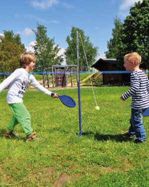 Tennistrainer Der ultimative Tennistrainer ... Den Ball immer im Schwung, macht dieser Tennistrainer undendlich viel Spaß. Dank der Befestigung des Balls am 147 cm langen Seil, geht er nie verloren. Den 2-teiligen Stahlmast mit einer Länge von 135 cm - ab Bodenkante - mit Trittschiene einfach in den Boden stecken. Der Tennisball kann durch die Antiverwicklungsfeder verwicklungsfrei in jede Richtung gespielt werden. Für 1 bis 2 Spieler geeignet. Im Set enthalten sind zwei Kunststoffschläger. Kisus e.K. - Kinder, Spiel und Spaß - Fachgroßhandel für Kindergartenausstattung, Spielwaren und Bastelbedarf - solo tennistrainer,
