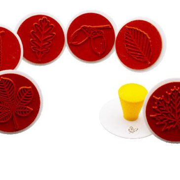 Blätterstempel - Bäume, Blätter und Früchte ... Diese Naturstempel hinterlassen nicht nur auf Papier ordentlich Eindruck sondern auch in kleinen Holzköpfen, bis sich das Wissen über Bäume und deren Blätter und Früchte gefestigt hat. Inhalt: je 5 Blätter- Stempel und 5 Früchte-Stempel der jeweiligen Bäume. Inkl. Anleitung und Infos zu den Bäumen. - Kisus e.K. Kinder, Spiel und spaß