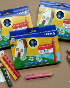 LYRA Groove Triple One - Drei Stifte in Einem: Aquarellstift, Farbstift und Wachsmalkreide. Hohe Farbbrillanz und weicher Abstrich. Außergewöhnliche Deckkraft. Wasservermalbar. Geschlossenes Stiftende. 12 cm lang, mit extra dicker Mine Ø 10 mm und ergonomisch dreiflächig. Natürliche Griffzone ohne Verwendung zusätzlicher Materialien. Rutschfeste Griffmulden für Daumen, Zeige- und Mittelfinger im Versatz, zur Unterstützung der optimalen Schreibhaltung – auch nach dem Spitzen. Für Links- und Rechtshänder. - Kisus e.K. - Kinder, Spiel und Spaß - Fach-Großhandel für Bastelbedarf - Foto: Florian Schmilinsky